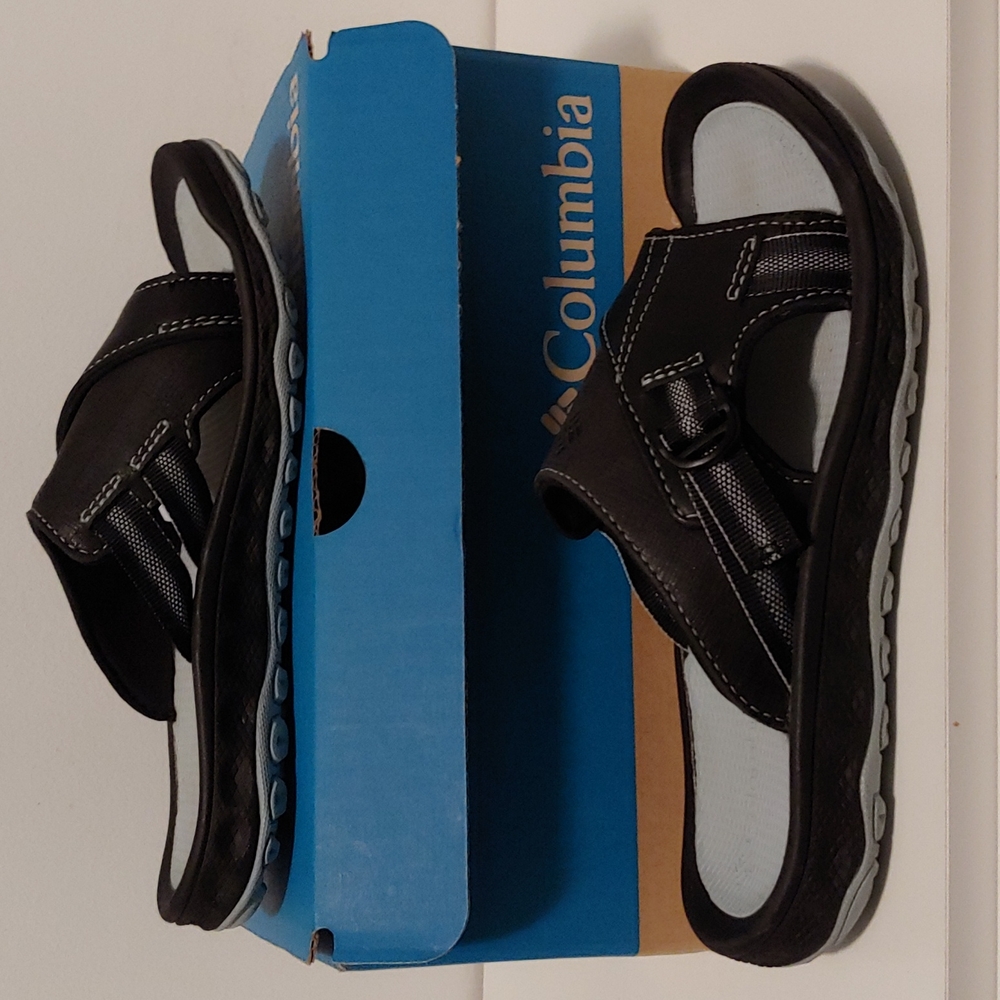New in box Columbia sludes